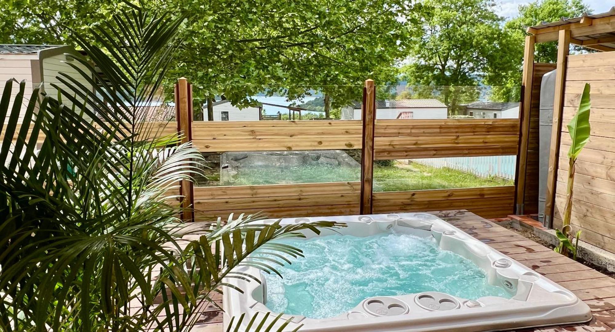 Campingplatz Les Bastides De Chanteraine Bungalows, & *